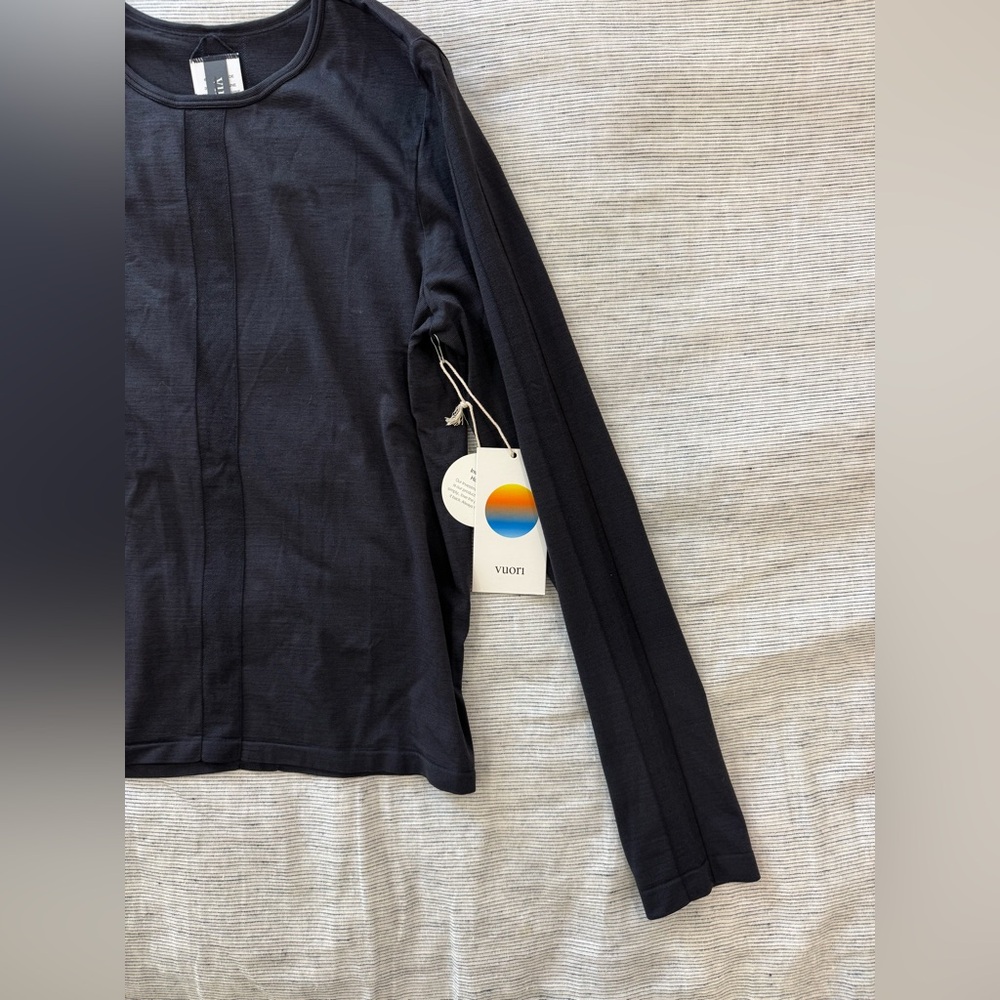 Vuori L/S Apres Sport Seamless Top. Black Long Sleeve Top. - Picture 2 of 6